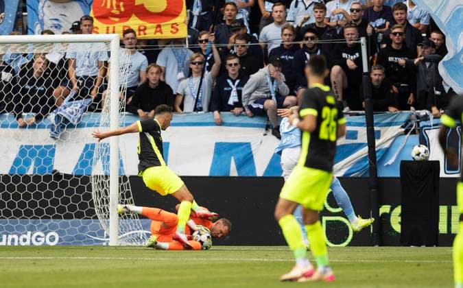 MALMÖ, SWEDEN 20250730 Malmö FFs goalkeeper, Robin Olsen saves as FC RFSs DÄvis Ikaunieks attacks during Wednesdays football match, second qualifying round of the Champions League, between Swedens Malmö FF and Latvias RFS at Eleda Stadion, the new Malmö stadium in Malmö July 30, 2025 MALMÖ SWEDEN x10600x  Copyright: xAndreasxHillergren TTx CHAMPIONS LEAGUE KVAL MALMÖ FF-RFS
