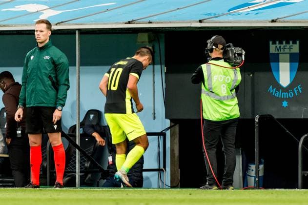250730 Janis Ikaunieks of FK RFS leaves the pitch after receiving a red card during the UEFA Champions League qualifier football match between Malmö FF and FK RFS on July 30, 2025 in Malmö Photo Christian Örnberg BILDBYRAN COP 166 CO0596 fotboll football soccer fotball uefa champions league qualifier champions league malmö ff fk rfs bbeng depp  Copyright: CHRISTIANxÖRNBERG BB250730CO048