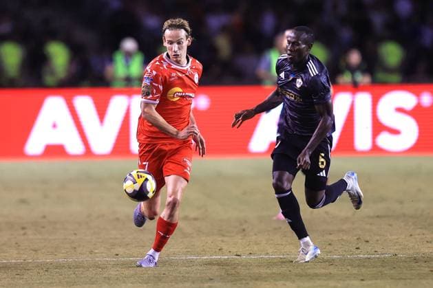 UEFA Champions League Second Qualifying Round Second Leg, Tofiq Bahramov Republican Stadium, Baku, Azerbaijan 30 7 2025 Qarabag vs Shelbourne Shelbourne™s Harry Wood in action with Qarabag™s Chris Kouakou Harry Wood in action with Chris Kouakou 30 7 2025  Copyright: x INPHO AleksandarxDjorovicx AS4A2787