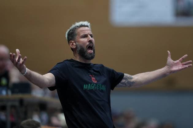 30 07 2025, xtgx, handball, test match, SC Magdeburg Fredericia Handboldklub v l Bennet Wiegert Magdeburg, coach gives instructions, gesticulates with arms, gives instructions Ilsenburg