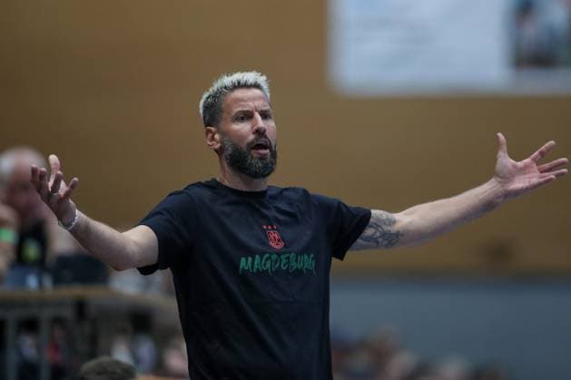 30 07 2025, xtgx, handball, test match, SC Magdeburg Fredericia Handboldklub v l Bennet Wiegert Magdeburg, coach gives instructions, gesticulates with arms, gives instructions Ilsenburg