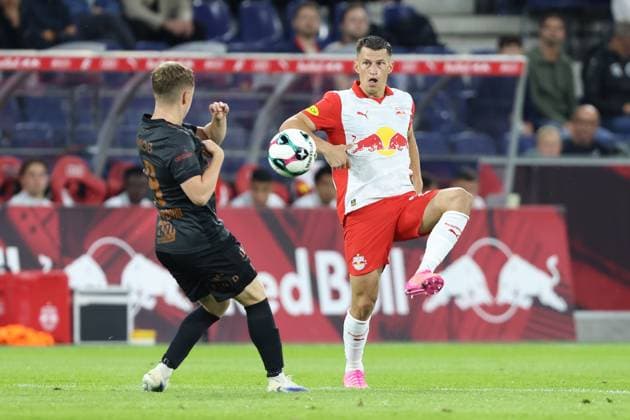 SOCCER - UEFA CL, RBS vs Brann SALZBURG,AUSTRIA,30.JUL.25 - SOCCER - UEFA Champions League, qualification, Red Bull Salzburg vs SK Brann Bergen. Image shows Eggert Aron Gudmundsson (Brann) and Stefan Lainer (RBS).  GEPAxpictures xMathiasxMandl