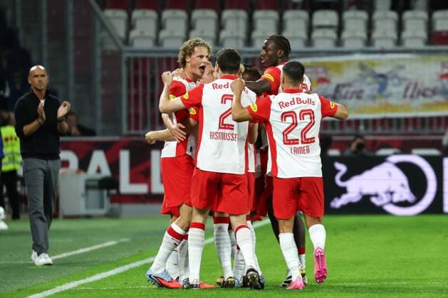 SOCCER - UEFA CL, RBS vs Brann SALZBURG,AUSTRIA,30.JUL.25 - SOCCER - UEFA Champions League, qualification, Red Bull Salzburg vs SK Brann Bergen. Image shows the rejoicing of scorer Maurits Kjaergaard (RBS) with his teammates.  GEPAxpictures xDavidxGeieregger