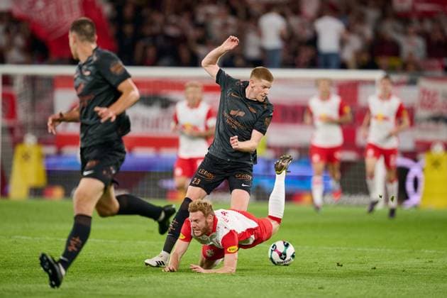 Salzburg, Austria July 30, 2025 Champions League qualification 2025 2026 RB Salzburg vs SK Brann In the picture from left in the duel Thore Pedersen SK and Yorbe Vertessen RB Red Bull Arena Copyright: xFotostandx xWassmuthx