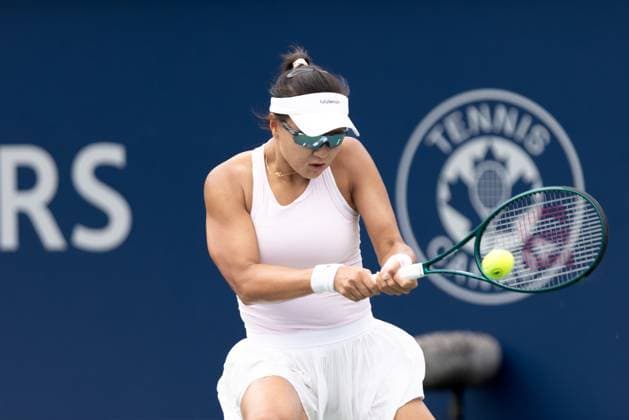 July 30, 2025, Montreal, Quebec, Canada: HANYU GUO (Q) From China back hand in first set against Iga Swiatek (2) from Poland in round of 64 at Canadian Open at IGA stadium in Montreal, Quebec, Canada on 2024-05-24 Montreal Canada - ZUMAl189 20250730_zsp_l189_064 Copyright: xYannickxLegarex
