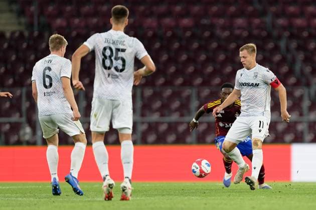 Geneva, Switzerland, July 30 2025 : Matej Vydra (11 Viktoria Plzen) passes the ball to Lukas Cerv (6 Viktoria Plzen) during the UEFA Champions League Second Qualifying Round match between Servette FC and Viktoria Plzen at Stade de Geneve in Geneva, Switzerland (Giuseppe Velletri SPP) Copyright: xGiuseppexVelletrix xSPPx spp-en-GiVeSp-DZ9_9499