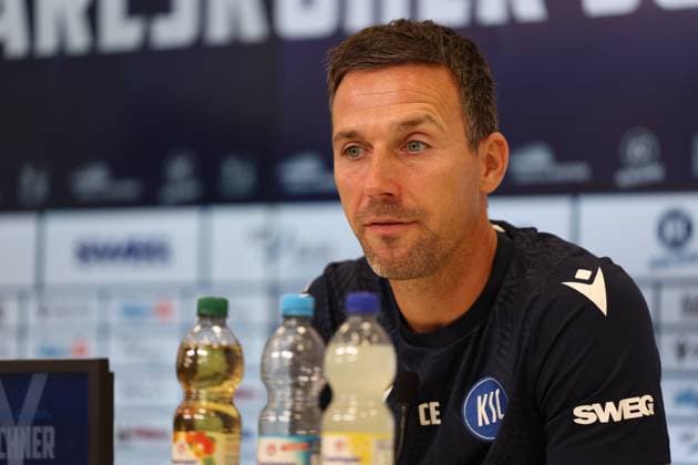 31 07 2025, xrekx, Fußball 2 Bundesliga, Karlsruher SC Pressekonferenz v l Trainer Christian Eichner Karlsruher SC DFL DFB REGULATIONS PROHIBIT ANY USE OF PHOTOGRAPHS as IMAGE SEQUENCES and or QUASI VIDEO Karlsruhe