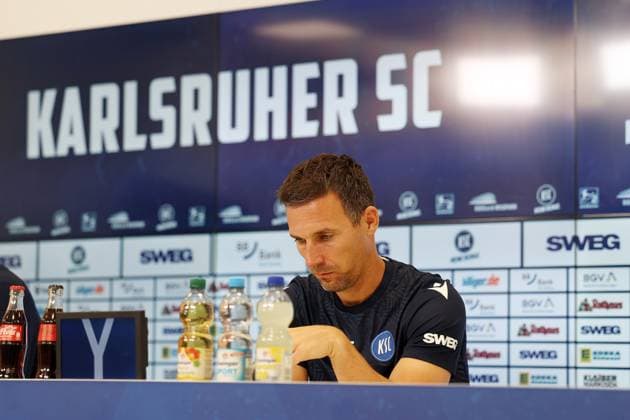 31 07 2025, xrekx, Fußball 2 Bundesliga, Karlsruher SC Pressekonferenz v l Trainer Christian Eichner Karlsruher SC DFL DFB REGULATIONS PROHIBIT ANY USE OF PHOTOGRAPHS as IMAGE SEQUENCES and or QUASI VIDEO Karlsruhe