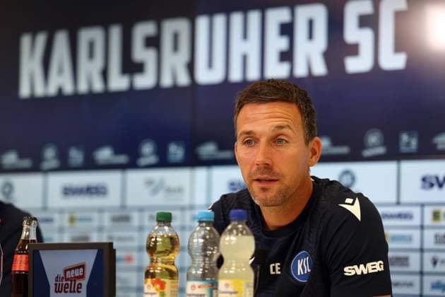 31 07 2025, xrekx, Fußball 2 Bundesliga, Karlsruher SC Pressekonferenz v l Trainer Christian Eichner Karlsruher SC DFL DFB REGULATIONS PROHIBIT ANY USE OF PHOTOGRAPHS as IMAGE SEQUENCES and or QUASI VIDEO Karlsruhe