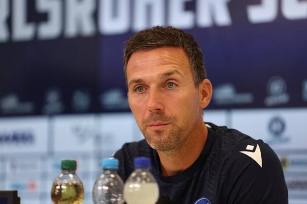 31 07 2025, xrekx, Fußball 2 Bundesliga, Karlsruher SC Pressekonferenz v l Trainer Christian Eichner Karlsruher SC DFL DFB REGULATIONS PROHIBIT ANY USE OF PHOTOGRAPHS as IMAGE SEQUENCES and or QUASI VIDEO Karlsruhe