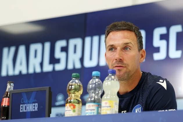 31 07 2025, xrekx, Fußball 2 Bundesliga, Karlsruher SC Pressekonferenz v l Trainer Christian Eichner Karlsruher SC DFL DFB REGULATIONS PROHIBIT ANY USE OF PHOTOGRAPHS as IMAGE SEQUENCES and or QUASI VIDEO Karlsruhe