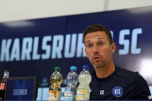 31 07 2025, xrekx, Fußball 2 Bundesliga, Karlsruher SC Pressekonferenz v l Trainer Christian Eichner Karlsruher SC DFL DFB REGULATIONS PROHIBIT ANY USE OF PHOTOGRAPHS as IMAGE SEQUENCES and or QUASI VIDEO Karlsruhe