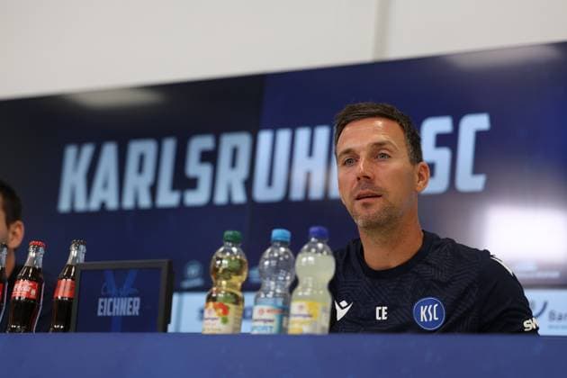 31 07 2025, xrekx, Fußball 2 Bundesliga, Karlsruher SC Pressekonferenz v l Trainer Christian Eichner Karlsruher SC DFL DFB REGULATIONS PROHIBIT ANY USE OF PHOTOGRAPHS as IMAGE SEQUENCES and or QUASI VIDEO Karlsruhe
