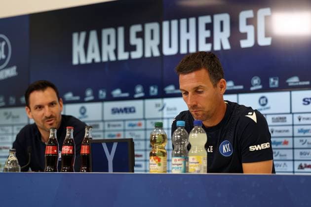 31 07 2025, xrekx, Soccer 2 Bundesliga, Karlsruher SC Press Conference v l Mario Eggimann Managing Director Sports Karlsruher SC Coach Christian Eichner Karlsruher SC DFL DFB REGULATIONS PROHIBIT ANY USE OF PHOTOGRAPHS as IMAGE SEQUENCES and or QUASI VIDEO Karlsruhe
