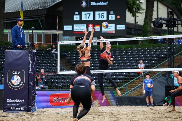 Beach volleyball I European Championship 2025 I Group stage I 31 07 2025 Sandra Ittlinger Germany in the block against the attack of Anouk VergÃ DÃ prÃ Switzerland Düsseldorf Rochusclub Düsseldorfer Tennisclub e V Germany Copyright: xLobeca JasperxLorenzx