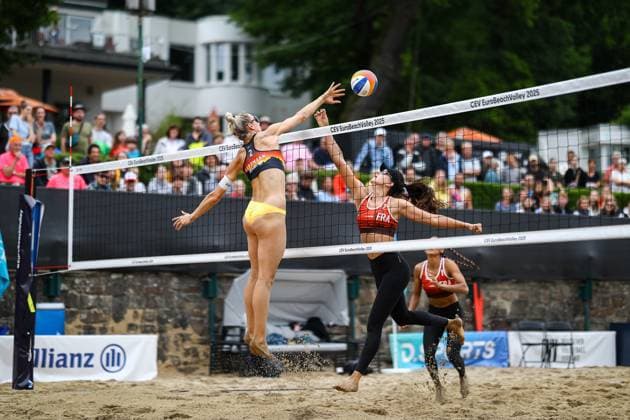 Beach volleyball I European Championship 2025 I Group stage I 31 07 2025 Block Louisa Lippmann Germany against Aline Chamereau France Düsseldorf Rochusclub Düsseldorfer Tennisclub e V Germany Copyright: xLobeca JasperxLorenzx