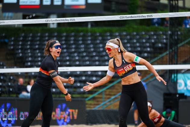 Beach volleyball I European Championship 2025 I Group stage I 31 07 2025 Anna Lena Grüne Germany high-fives Sandra Ittlinger Germany Düsseldorf Rochusclub Düsseldorfer Tennisclub e V Germany Copyright: xLobeca JasperxLorenzx
