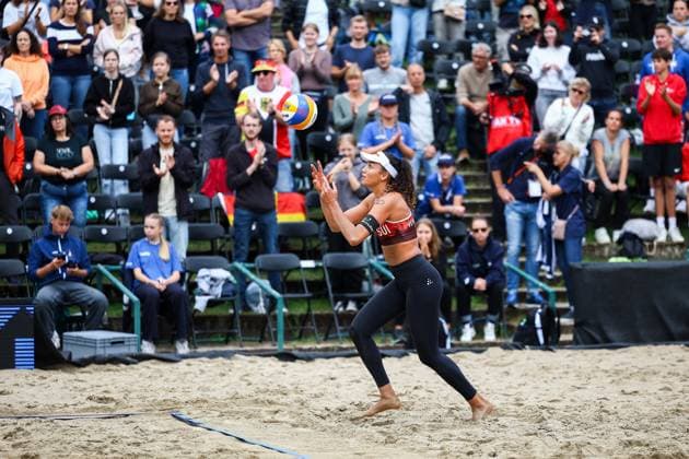 Beach volleyball I European Championship 2025 I Group stage I 31 07 2025 Serve ZoÃ VergÃ DÃ prÃ Switzerland Düsseldorf Rochusclub Düsseldorfer Tennisclub e V Germany Copyright: xLobeca JasperxLorenzx