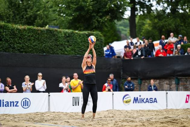 Beach volleyball I European Championship 2025 I Group stage I 31 07 2025 Serve Karla Borger Germany Düsseldorf Rochusclub Düsseldorfer Tennisclub e V Germany Copyright: xLobeca JasperxLorenzx