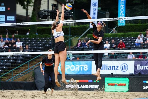 Beach volleyball I European Championship 2025 I Group stage I 31 07 2025 Block Urszula Lunio Poland against attack by Svenja Müller Germany Düsseldorf Rochusclub Düsseldorfer Tennisclub e V Germany Copyright: xLobeca JasperxLorenzx