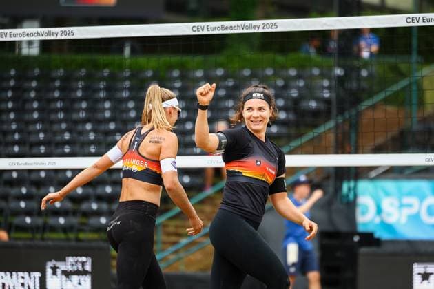 Beach volleyball I European Championship 2025 I Group stage I 31 07 2025 Sandra Ittlinger Germany and Anna Lena Grüne Germany clench their fists in the audience Düsseldorf Rochusclub Düsseldorfer Tennisclub e V Germany Copyright: xLobeca JasperxLorenzx