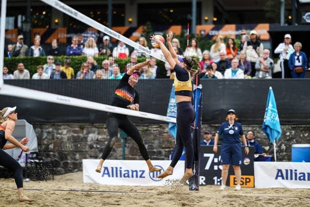 Beach volleyball I European Championship 2025 I Group stage I 31 07 2025 Attack Hanna Marie Schieder Germany into the block of Daniela Ãlvarez Mendoza Spain Düsseldorf Rochusclub Düsseldorfer Tennisclub e V Germany Copyright: xLobeca JasperxLorenzx