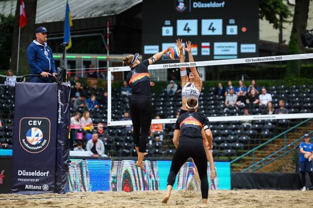 Beach volleyball I European Championship 2025 I Group stage I 31 07 2025 Attack Svenja Müller Germany , Block Urszula Lunio Poland Düsseldorf Rochusclub Düsseldorfer Tennisclub e V Germany Copyright: xLobeca JasperxLorenzx