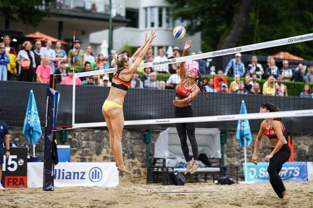 Beach volleyball I European Championship 2025 I Group stage I 31 07 2025 Block Louisa Lippmann Germany against attack Clence Vieira France Düsseldorf Rochusclub Düsseldorfer Tennisclub e V Germany Copyright: xLobeca JasperxLorenzx