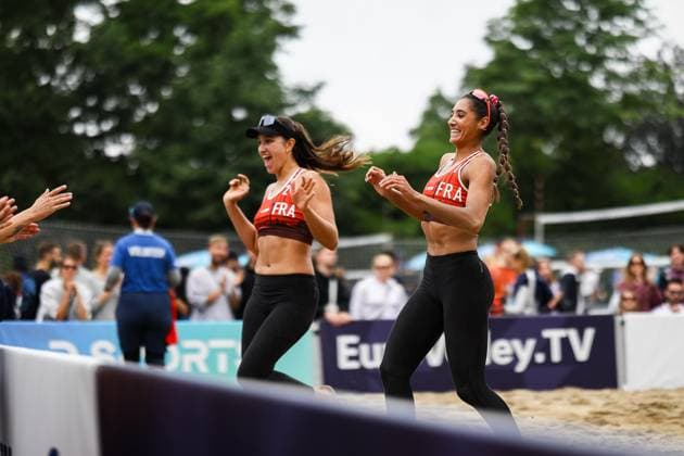 Beach volleyball I European Championship 2025 I Group stage I 31 07 2025 Cheers after the victory of Clence Vieira France and Clence Vieira France Düsseldorf Rochusclub Düsseldorfer Tennisclub e V Germany Copyright: xLobeca JasperxLorenzx