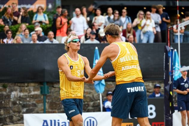 Beach volleyball I European Championship 2025 I Group stage I 31 07 2025 David Ahman Sweden and Jonatan Hellvig Sweden high-five each other Düsseldorf Rochusclub Düsseldorfer Tennisclub e V Germany Copyright: xLobeca JasperxLorenzx