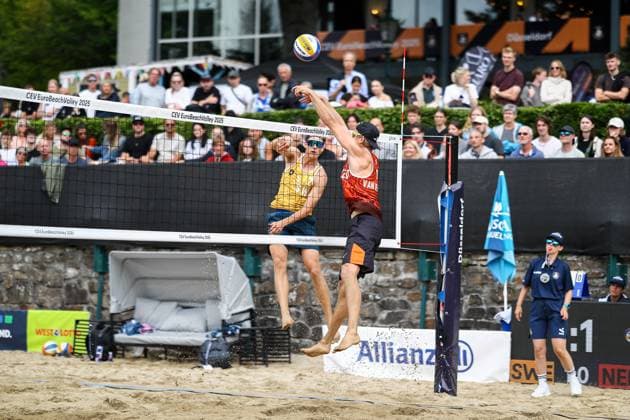 Beach volleyball I European Championship 2025 I Group stage I 31 07 2025 Jonatan Hellvig Sweden beats Steven Van de Velde Netherlands block Düsseldorf Rochusclub Düsseldorfer Tennisclub e V Germany Copyright: xLobeca JasperxLorenzx