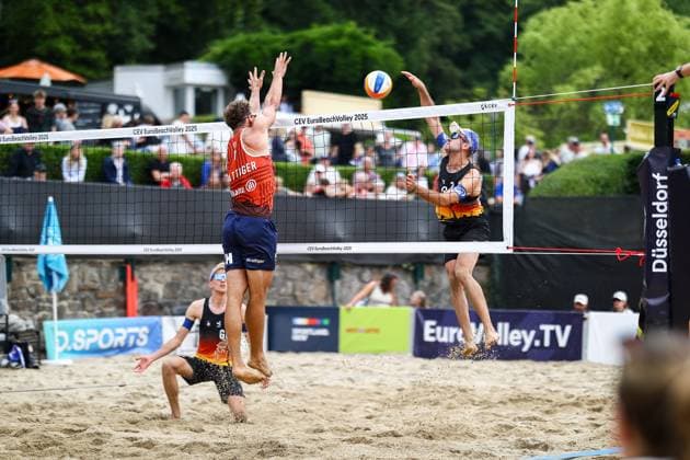 Beach volleyball I European Championship 2025 I Group stage I 31 07 2025 Blocker Marco Krattiger Switzerland against attacker Tilo Rietschel Germany Düsseldorf Rochusclub Düsseldorfer Tennisclub e V Germany Copyright: xLobeca JasperxLorenzx