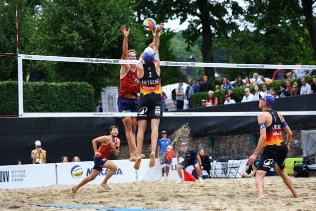 Beach volleyball I European Championship 2025 I Group stage I 31 07 2025 Blocker Marco Krattiger Switzerland against attacker Tilo Rietschel Germany Düsseldorf Rochusclub Düsseldorfer Tennisclub e V Germany Copyright: xLobeca JasperxLorenzx