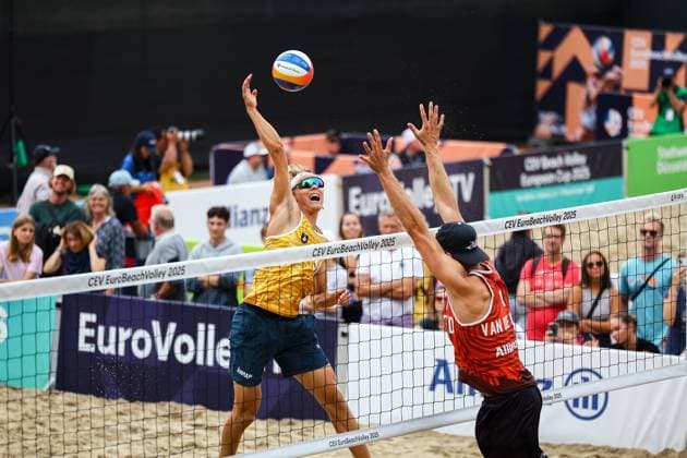 Beach volleyball I European Championship 2025 I Group stage I 31 07 2025 Attack David Ahman Sweden against block Steven Van de Velde Netherlands Düsseldorf Rochusclub Düsseldorfer Tennisclub e V Germany Copyright: xLobeca JasperxLorenzx