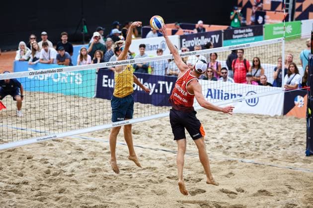 Beach volleyball I European Championship 2025 I Group stage I 31 07 2025 Poke by Jonatan Hellvig Sweden past the one-armed block by Alexander Brouwer Netherlands Düsseldorf Rochusclub Düsseldorfer Tennisclub e V Germany Copyright: xLobeca JasperxLorenzx