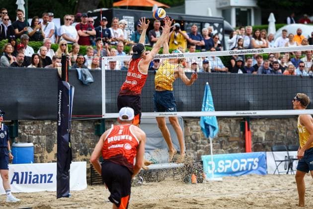Beach volleyball I European Championship 2025 I Group stage I 31 07 2025 In the block Steven Van de Velde Netherlands against attacker David Ahman Sweden Düsseldorf Rochusclub Düsseldorfer Tennisclub e V Germany Copyright: xLobeca JasperxLorenzx
