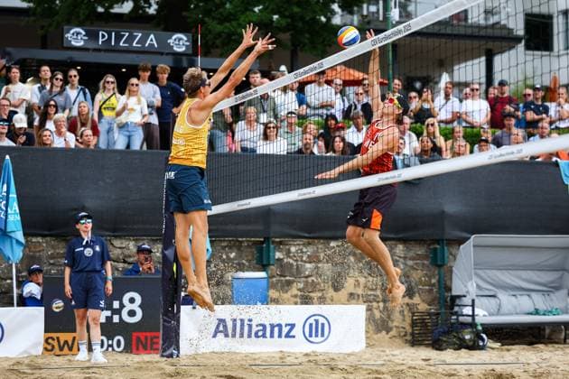 Beach volleyball I European Championship 2025 I Group stage I 31 07 2025 Blocker Jonatan Hellvig Sweden against attacker Steven Van de Velde Netherlands Düsseldorf Rochusclub Düsseldorfer Tennisclub e V Germany Copyright: xLobeca JasperxLorenzx