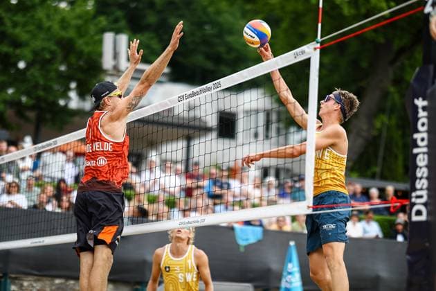Beach volleyball I European Championship 2025 I Group stage I 31 07 2025 Blocker Steven Van de Velde Netherlands against attack by Jonatan Hellvig Sweden Düsseldorf Rochusclub Düsseldorfer Tennisclub e V Germany Copyright: xLobeca JasperxLorenzx