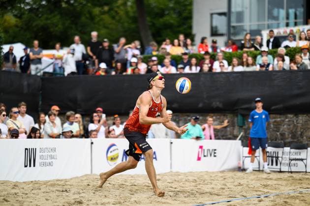 Beach volleyball I European Championship 2025 I Group stage I 31 07 2025 Serve Steven Van de Velde Netherlands Düsseldorf Rochusclub Düsseldorfer Tennisclub e V Germany Copyright: xLobeca JasperxLorenzx