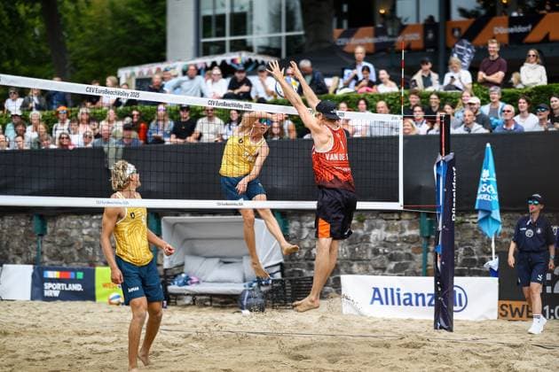 Beach volleyball I European Championship 2025 I Group stage I 31 07 2025 Jonatan Hellvig Sweden hits into the block of Steven Van de Velde Netherlands Düsseldorf Rochusclub Düsseldorfer Tennisclub e V Germany Copyright: xLobeca JasperxLorenzx