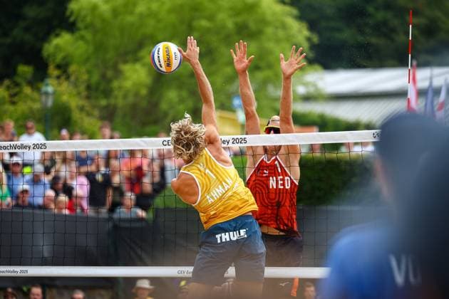 Beach volleyball I European Championship 2025 I Group stage I 31 07 2025 Attack David Ahman Sweden against blocker Steven Van de Velde Netherlands Düsseldorf Rochusclub Düsseldorfer Tennisclub e V Germany Copyright: xLobeca JasperxLorenzx
