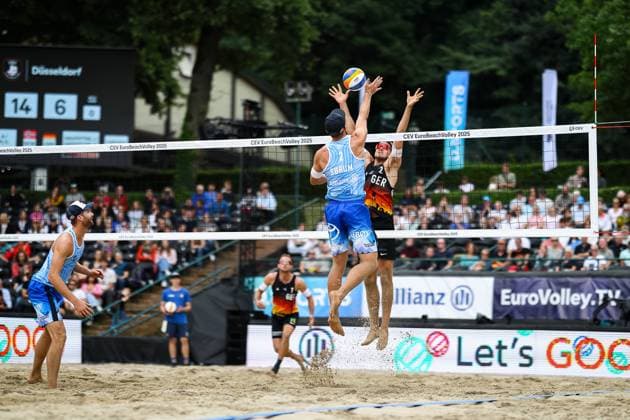 Beach volleyball I European Championship 2025 I Group stage I 31 07 2025 Attack Christian Sandlie Sorum Norway against blocker Benedikt Sagstetter Germany Düsseldorf Rochusclub Düsseldorfer Tennisclub e V Germany Copyright: xLobeca JasperxLorenzx