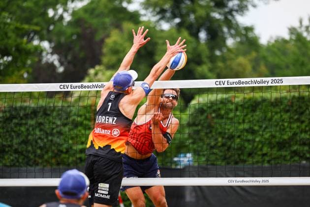 Beach volleyball I European Championship 2025 I Group stage I 31 07 2025 Block by Momme Lorenz Germany against Marco Krattiger Switzerland Düsseldorf Rochusclub Düsseldorfer Tennisclub e V Germany Copyright: xLobeca JasperxLorenzx