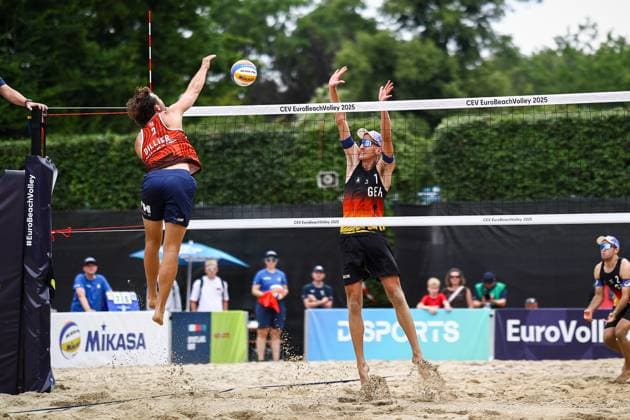 Beach volleyball I European Championship 2025 I Group stage I 31 07 2025 Attack Leo Dillier Switzerland against blocker Momme Lorenz Germany Düsseldorf Rochusclub Düsseldorfer Tennisclub e V Germany Copyright: xLobeca JasperxLorenzx