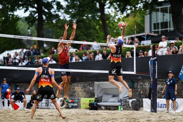Beach volleyball I European Championship 2025 I Group stage I 31 07 2025 Blocker Marco Krattiger Switzerland against attacker Tilo Rietschel Germany Düsseldorf Rochusclub Düsseldorfer Tennisclub e V Germany Copyright: xLobeca JasperxLorenzx