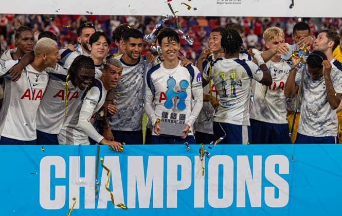 Football - Pre-Season - Arsenal FC v Tottenham Houspur FC HONG KONG - Thursday, July 31, 2025: Tottenham Hotspur s Tottenham Hotspur s Son Heung-min celebrates with the trophy after the Hong Kong Football Festival 2025 pre-season match between Arsenal FC and Tottenham Houspur FC at the Kai Tak Stadium. Tottenham won 1-0. (Photo by David Rawcliffe Propaganda) HONG KONG Kai Tak Stadium HONG KONG CHINA  Copyright: xPropagandaxPhotoxAgencyx P2025-07-31-Arsenal_Tottenham_Hong_Kong-83