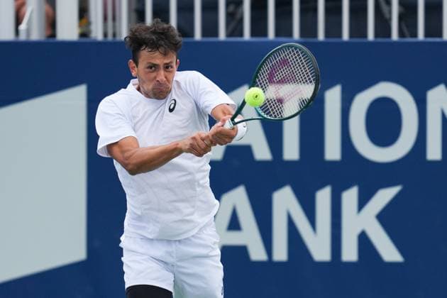 ATP, Tennis Herren Masters 1000 National Bank Open Toronto Presented by Rogers 2025 - Day 6 Emilio Nava of the United States plays a backhand against Karen Khachanov of Russia during the Men s Singles third round match on day 6 of the ATP Masters 1000 National Bank Open at Sobeys Stadium. on July 31, 2025 in Toronto, Canada. (Photo by Leonardo Ramirez Eyepix Group) Copyright: xLeonardoxRamirezx xEyepixxGroupx LR-31072025-03488