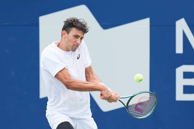 ATP, Tennis Herren Masters 1000 National Bank Open Toronto Presented by Rogers 2025 - Day 6 Emilio Nava of the United States plays a backhand against Karen Khachanov of Russia during the Men s Singles third round match on day 6 of the ATP Masters 1000 National Bank Open at Sobeys Stadium. on July 31, 2025 in Toronto, Canada. (Photo by Leonardo Ramirez Eyepix Group) Copyright: xLeonardoxRamirezx xEyepixxGroupx LR-31072025-03075