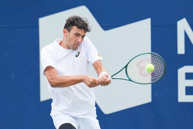 ATP, Tennis Herren Masters 1000 National Bank Open Toronto Presented by Rogers 2025 - Day 6 Emilio Nava of the United States plays a backhand against Karen Khachanov of Russia during the Men s Singles third round match on day 6 of the ATP Masters 1000 National Bank Open at Sobeys Stadium. on July 31, 2025 in Toronto, Canada. (Photo by Leonardo Ramirez Eyepix Group) Copyright: xLeonardoxRamirezx xEyepixxGroupx LR-31072025-03076