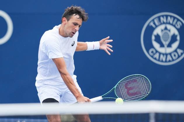 ATP, Tennis Herren Masters 1000 National Bank Open Toronto Presented by Rogers 2025 - Day 6 Emilio Nava of the United States plays a backhand against Karen Khachanov of Russia during the Men s Singles third round match on day 6 of the ATP Masters 1000 National Bank Open at Sobeys Stadium. on July 31, 2025 in Toronto, Canada. (Photo by Leonardo Ramirez Eyepix Group) Copyright: xLeonardoxRamirezx xEyepixxGroupx LR-31072025-03151